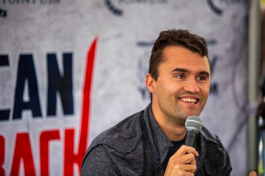 As Técnicas de Debate de Charlie Kirk: Como Convencer com Clareza e Acordo
