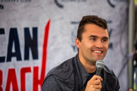 As Técnicas de Debate de Charlie Kirk: Como Convencer com Clareza e Acordo